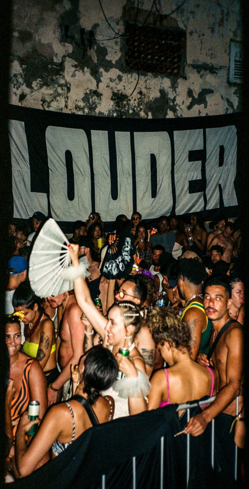 Bandeira LOUDER sobre a multidão