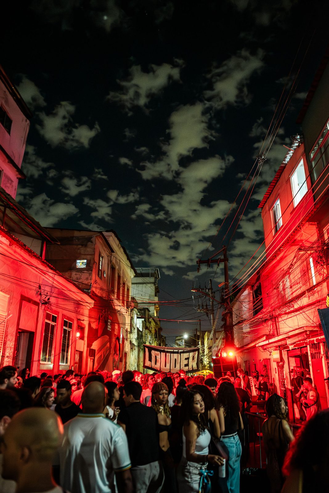 Rua com luz vermelha e faixa LOUDER