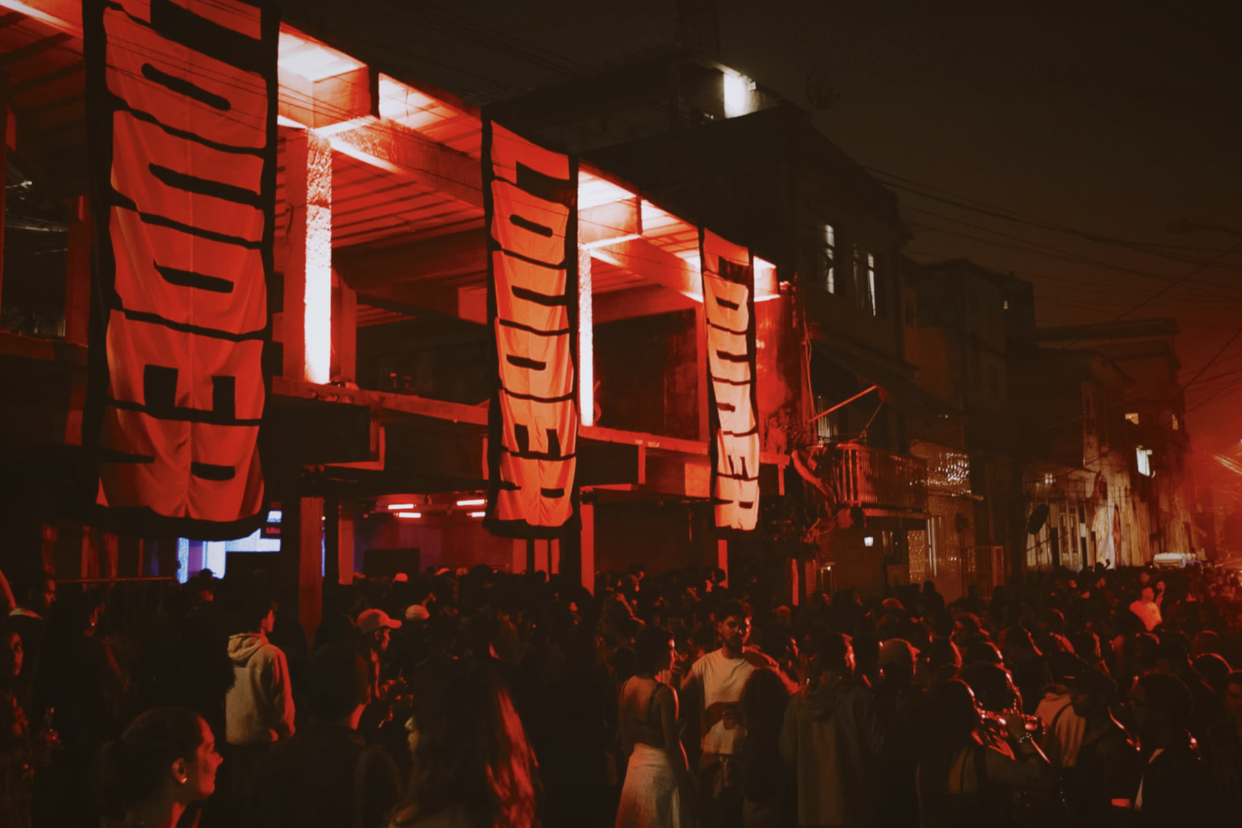 Faixas LOUDER no prédio, com o público embaixo