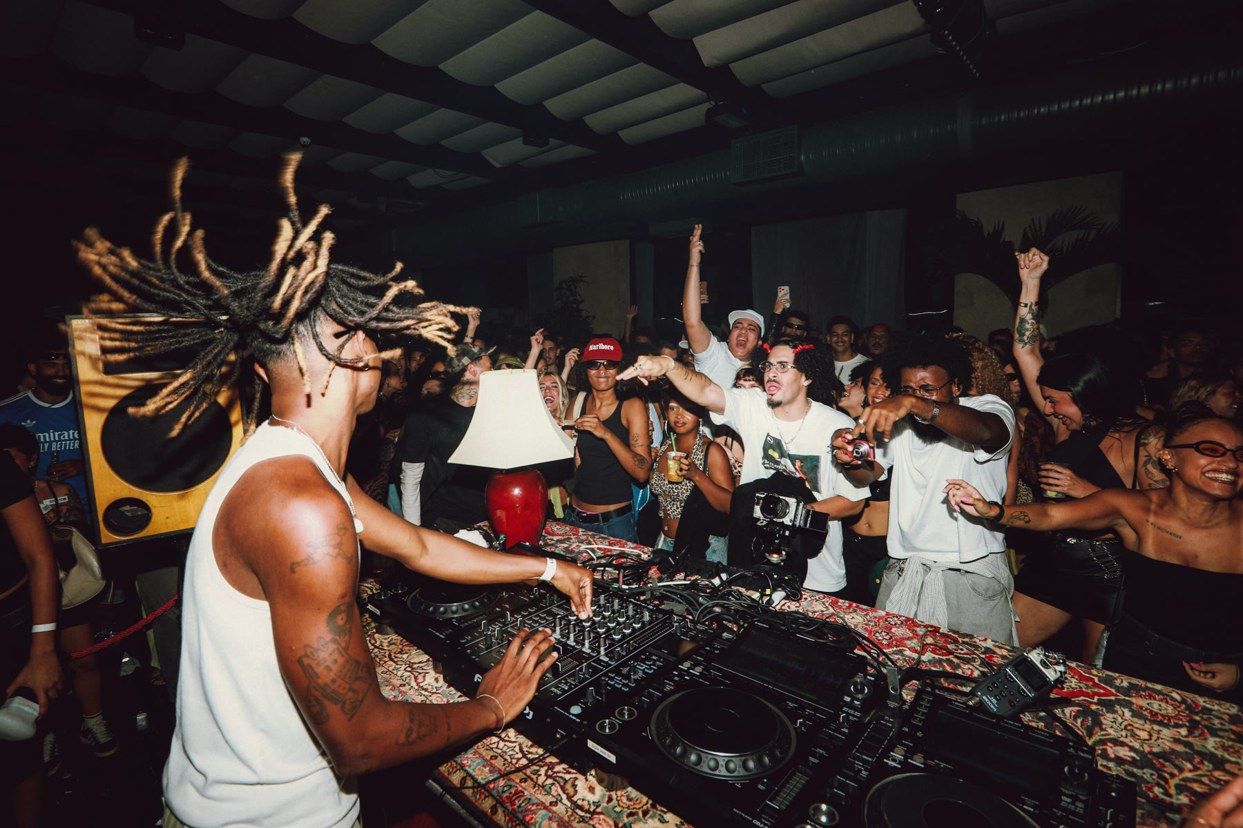 DJ na cabine com a pista cheia