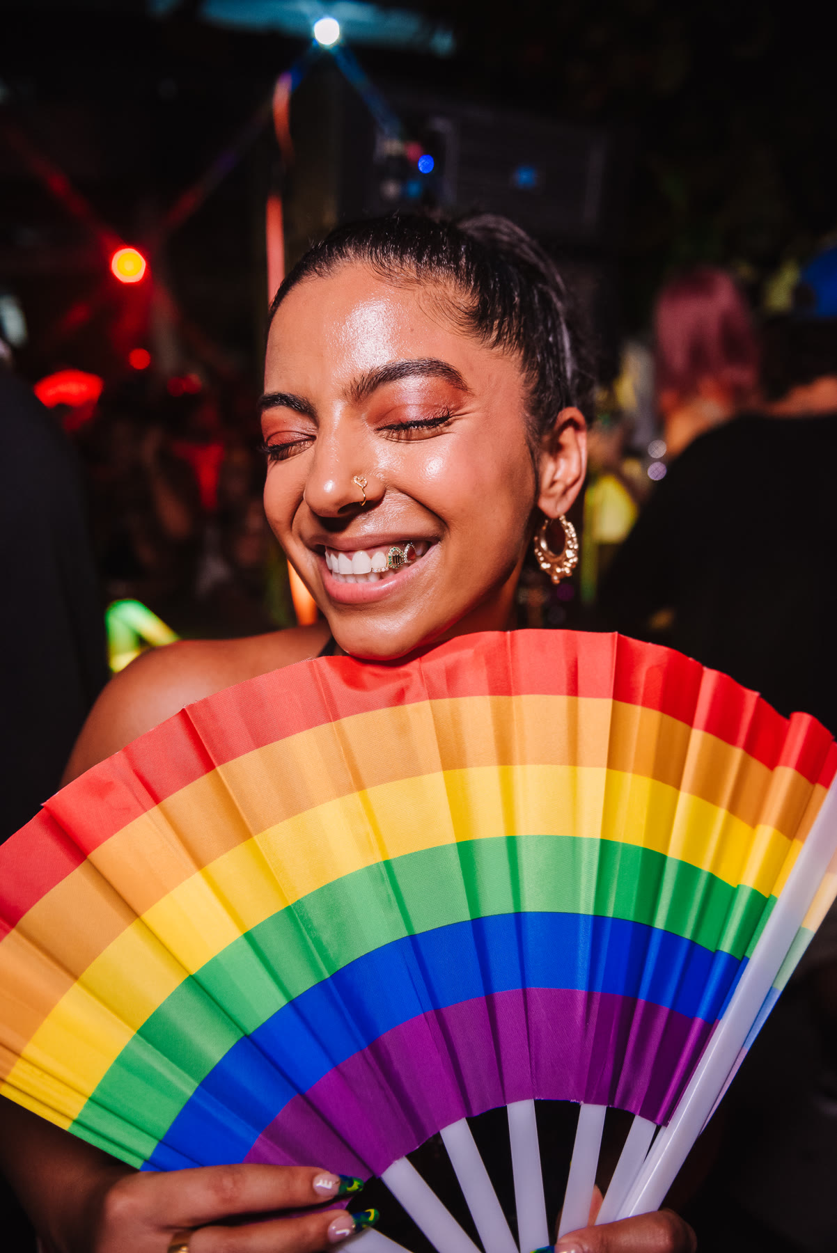 Sorriso na pista, com leque colorido